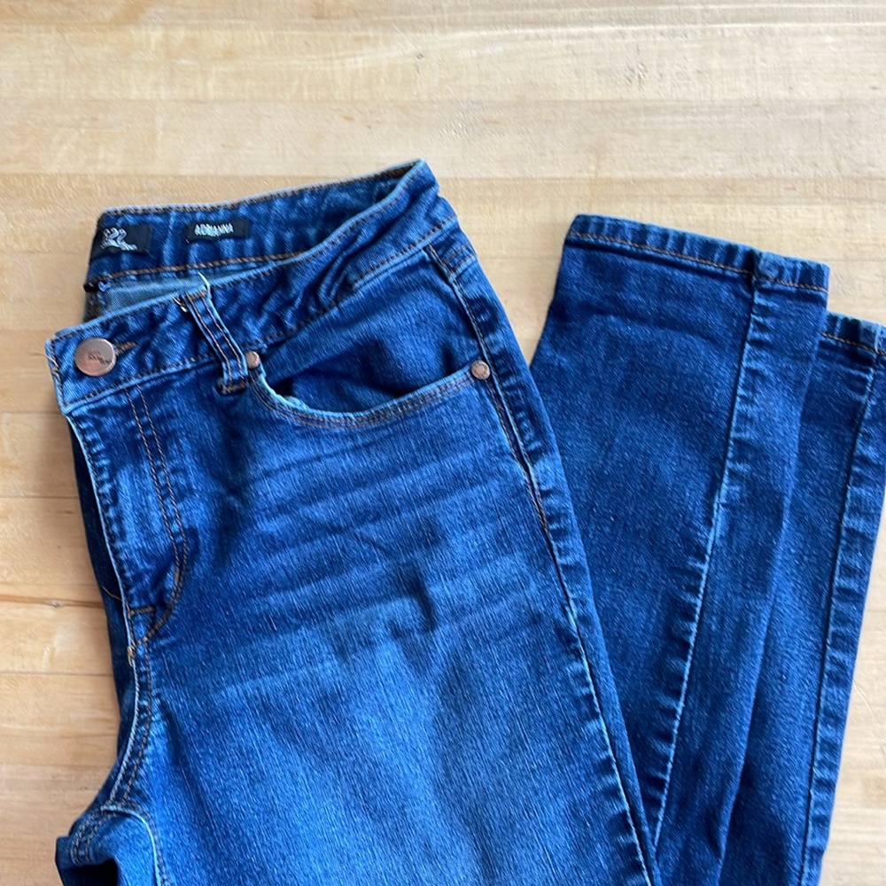 1822 Adrianna Skinny Jeans